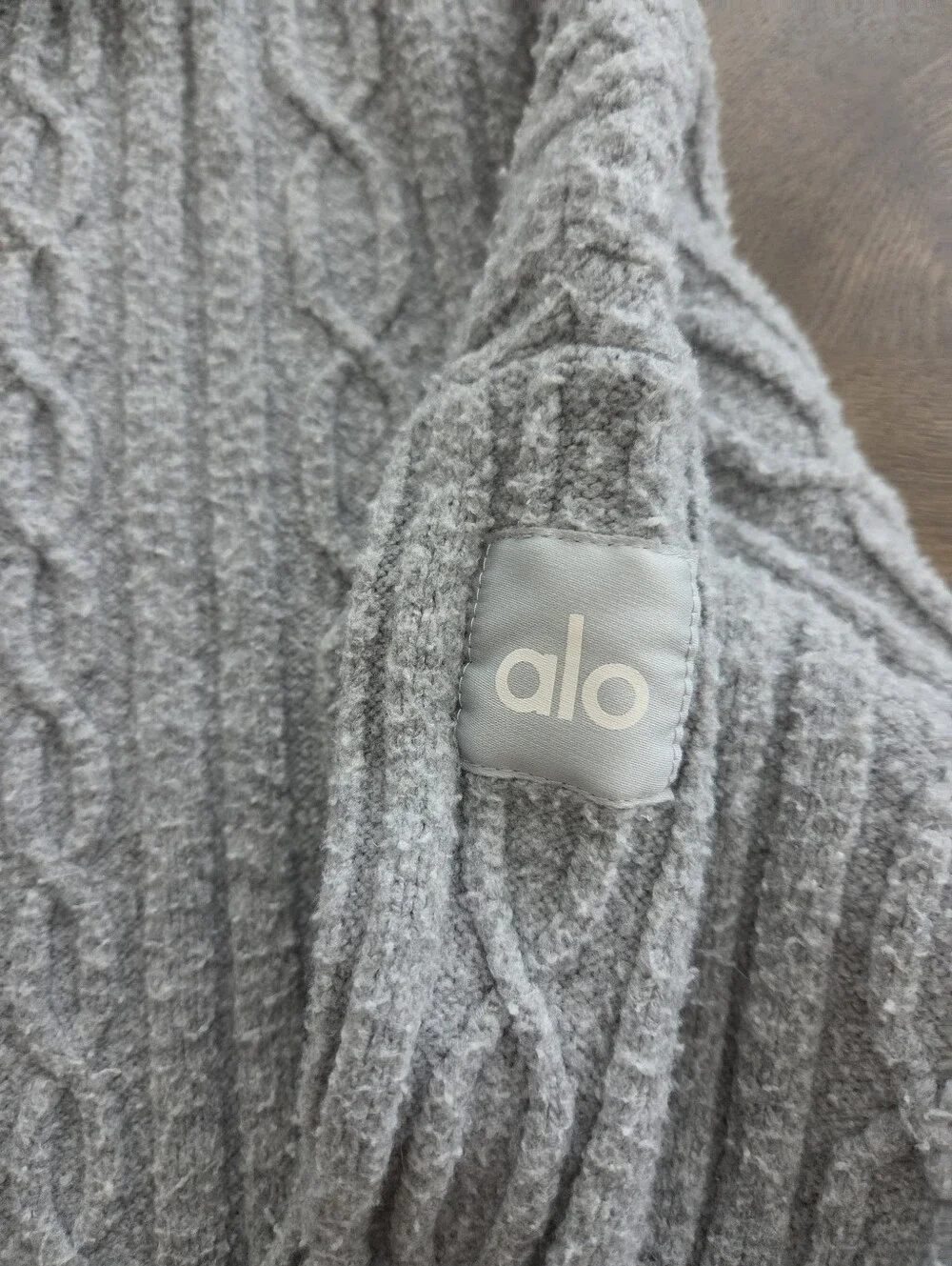 Alo Yoga Cable Knit Winter Bliss Cropped Hoodie Long Sleeve Gray sz  MEDIUM